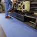Rotolo assorbente con supporto adesivo PIG Grippy - Blu – 81 cm x 30 m – 1 Rotolo